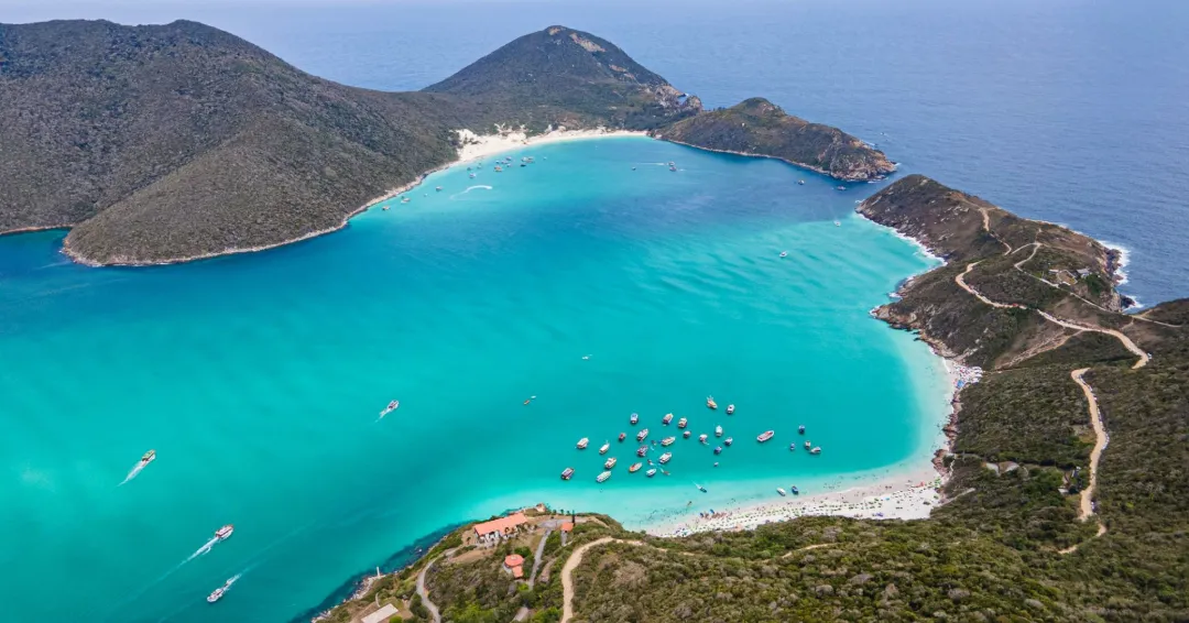Águas turquesa de Arraial do Cabo vistas de cima