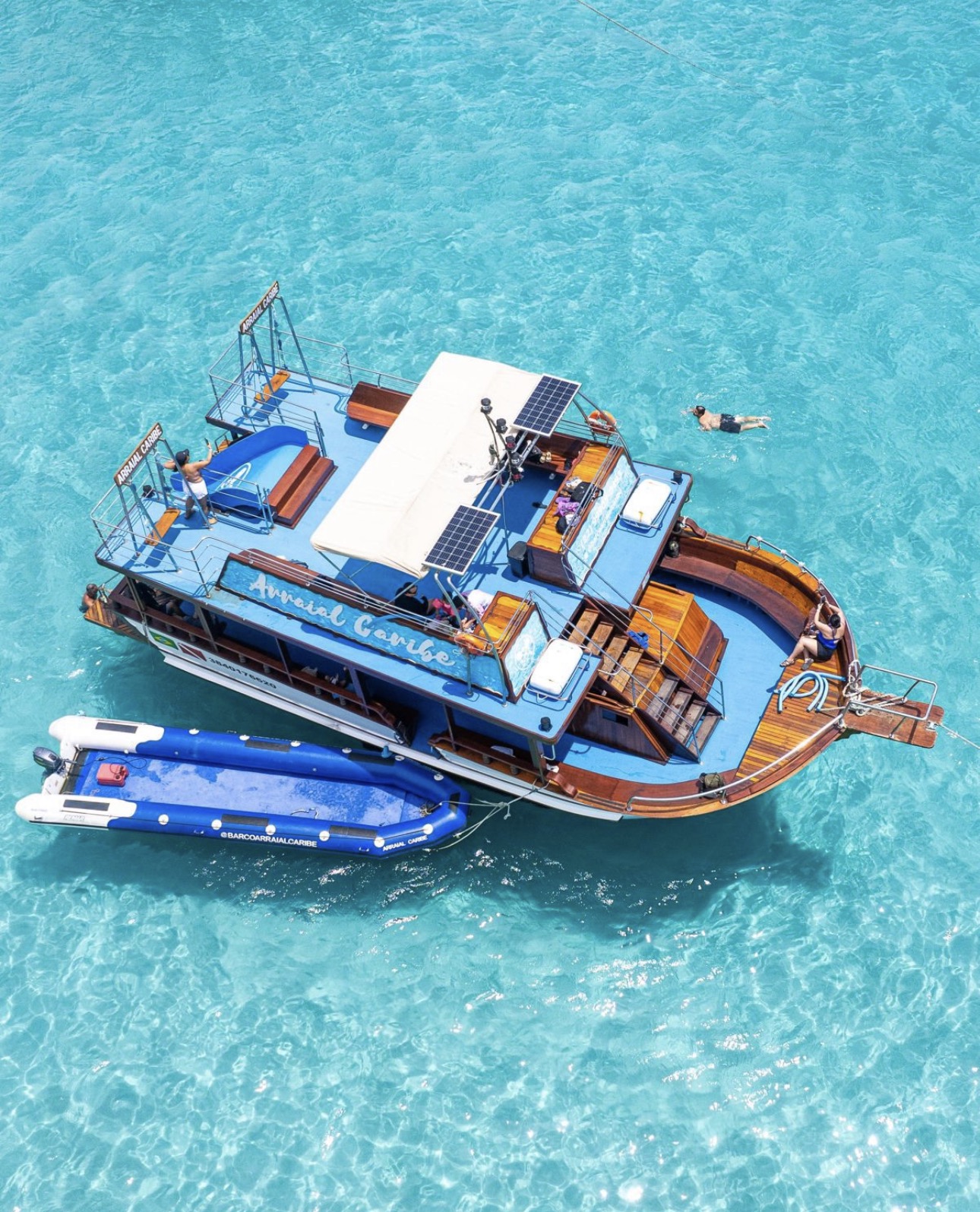 Passeio de barco em águas cristalinas