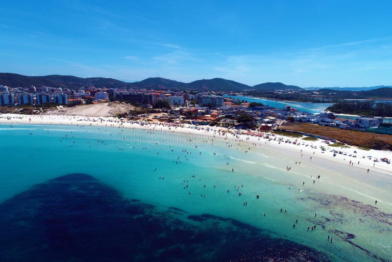 Praia e mar azul de Cabo Frio vistos do alto