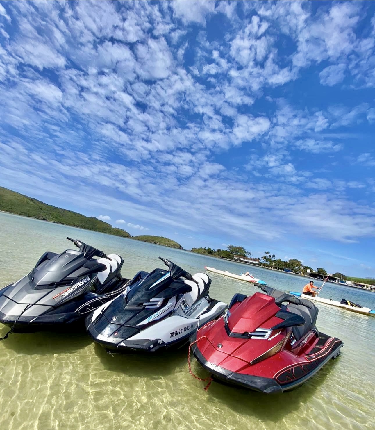 Jet skis em águas cristalinas